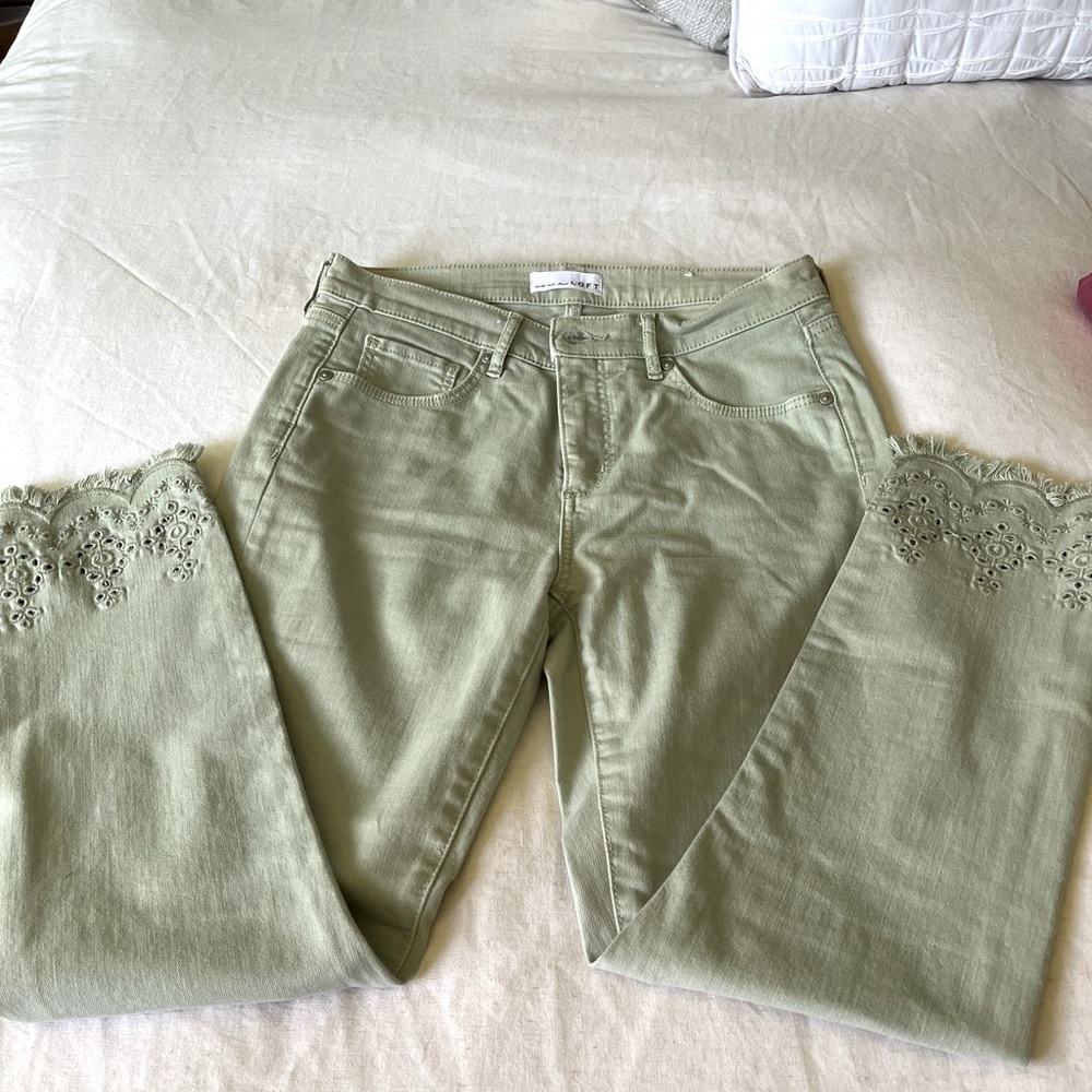 Loft celery green cropped jeans size 4
